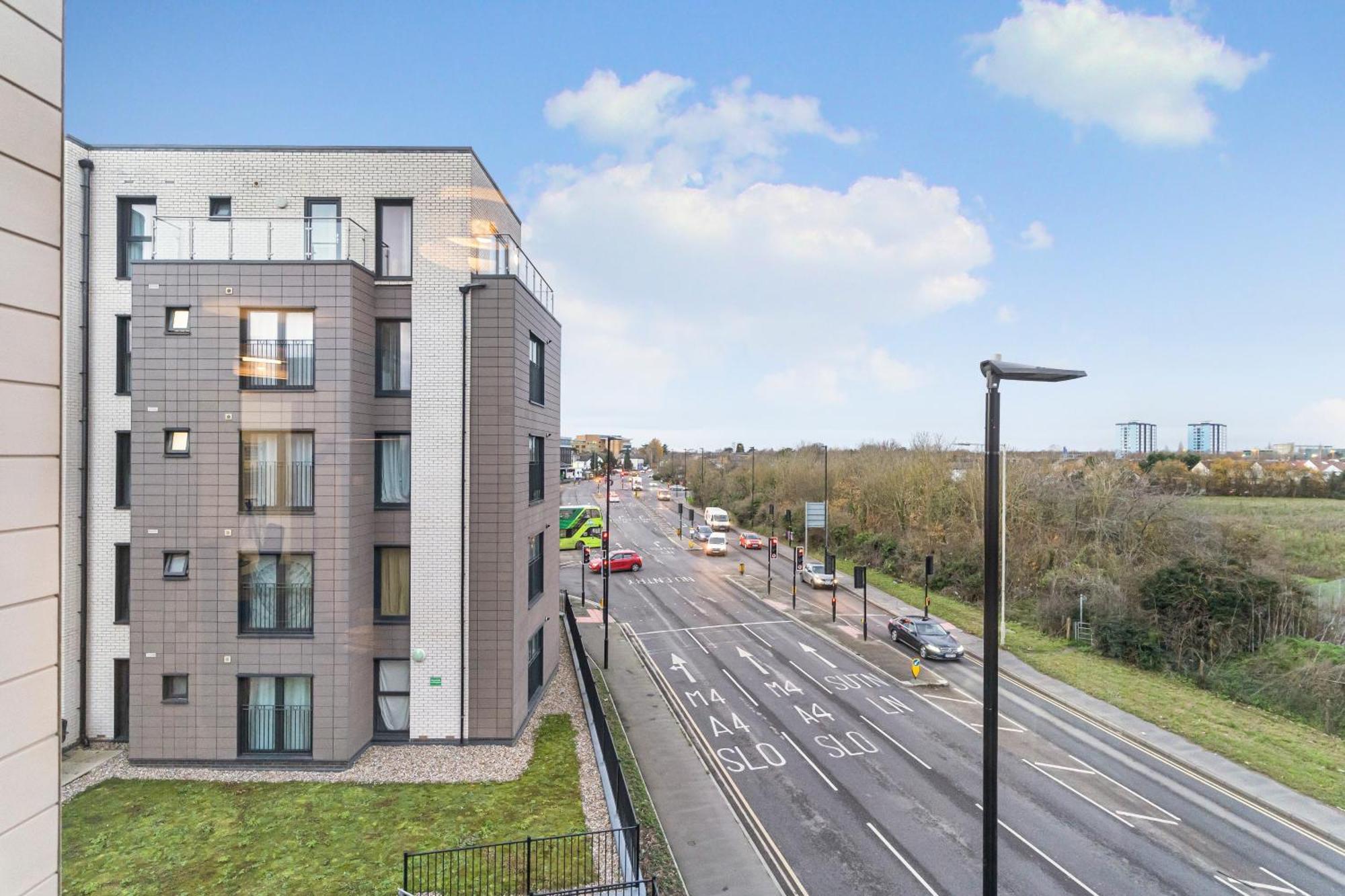 One And Two Bed Apartments Slough Near Heathrow Colnbrook Екстер'єр фото
